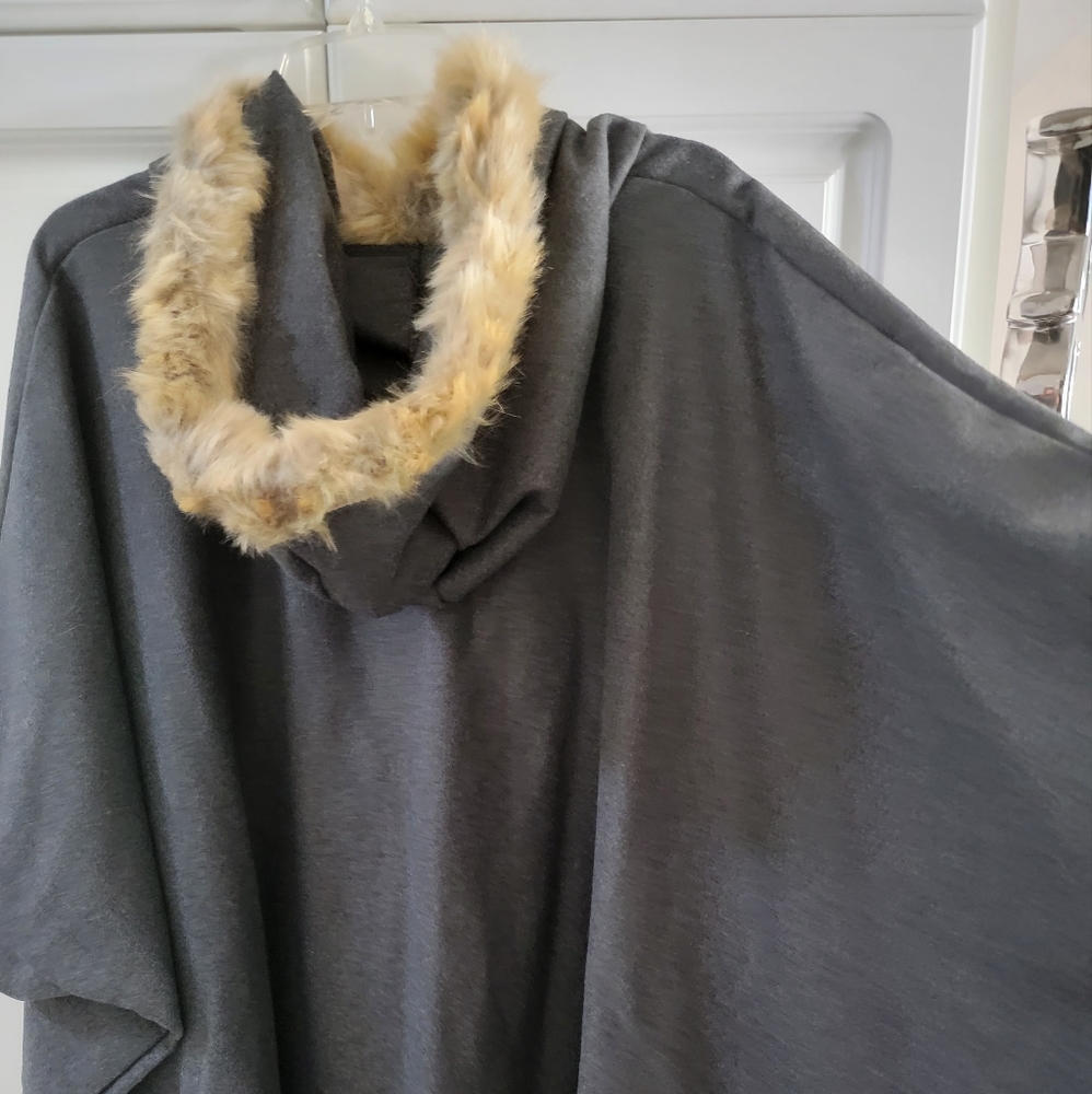 Poncho - Picture 3 of 8